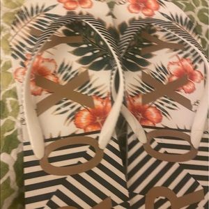 NWT Roxy flip flops size 9